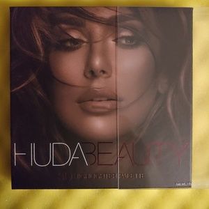 Huda Beauty 3D highlighter palette